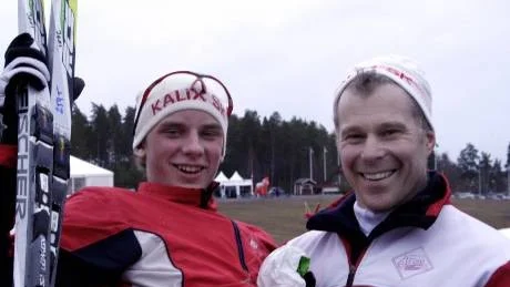 TOPPEN. Jens Andersson, Kalix SK, överraskade alla när han tog JSM-guld på 10 kilometer fri stil. På bilden hyllas han av tränaren Lars Öberg.