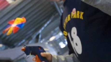 SOCKERLÖRDAG. Emil Öberg passade på att bygga med sockerbitar i Teknikens hus på lördagen.