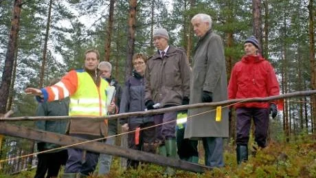 INTE VÅRT ANSVAR. Vägverket bestred ansvar för diket och vägtrumman. Johan Berkelius, verksjurist vid Vägverket, förklarade varför. Rättens ordförande Anders Holmstrand och Hans Överby, länsstyrelsen, längst till höger.