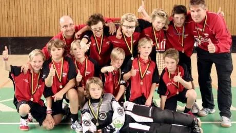 VINNARE. Sävast IBK:s segrande lag. Övre raden från vänster: Mikael Drugge, Philip Olofsson, Marcus Drugge, Gustav Engfors, Robert Boman, Magnus Norman. Nedre raden från vänster: William Norman, Hampus Westermark, Patric Näslund, Christoffer Östlund, Dennis Rosenberg, Victor Lind. Liggande: Philip Lantz.