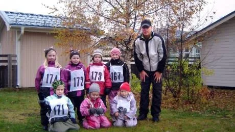 JUNIBACKENS LAG. Här är fri idrottsgänget på Junibackens förskola. Bakre raden: Signe Lundberg, Astrid Lundberg, Anna Uddling, Linnea Carlesson, lagledaren Karl-Gustav Norman. Främre raden: Malte Sigvallius, Tilde Kristoffersson och Emmie Selström.