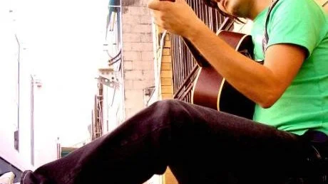 HEMMA IGEN. Henrik Rytiniemis musikintresse har fört honom runt i Sverige och världen. Nu är han hemma igen och ska satsa på musiken.