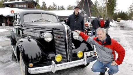 GAMMAL GODING. En Buick special Touring från 1937. Ägare är Thomas Wasserman, stående vid bilen. På huk sitter Timo Vuortio, tävlingsledare för sommarens Polarrally.
