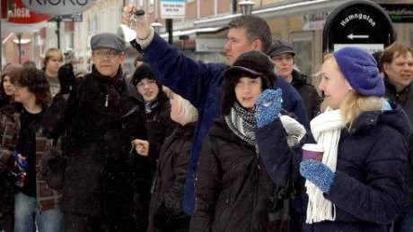 OMBUDSMAN. Christer Lindström, ordförande för teknik- och servicenämnden, riksdagsersättare Hannah Bergstedt (skymd) samt Mats Johansson, ombudsman för socialdemokraterna i Piteå fanns på plats.