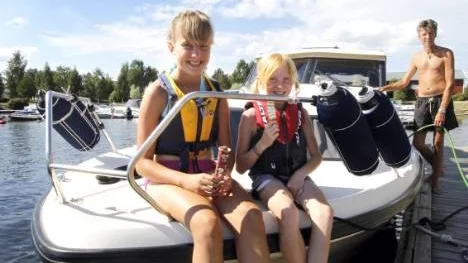 Vilma och Maja Häggbom använder flytväst när de är ute på båten men inte alltid när de sitter inne. Pappa Frank Häggbom är inte lika flitig med flytväst som sina barn, men han ser till så det finns en åt alla passagerare.