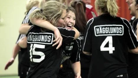 Julia Grahn kramar om lillasyster Elin efter vinsten i rysarmatchen mot Boden. Julia blev utvisad i slutet av                                  matchen då klev Elin fram och stal bollen som bäddade för Lillpites segermål.