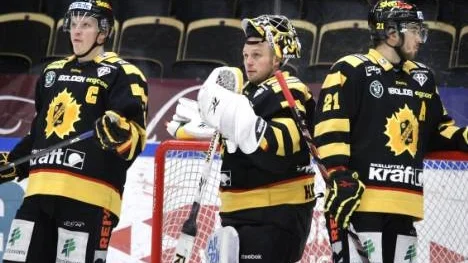 Andreas Hadelöv och Jimmie Ericsson pustar ut. Hadelöv höll för trycket i sista perioden när Brynäs jagade en kvittering och lagkaptenen Ericsson gjorde två av de tre målen för Skellefteå. Det var hans första mål för säsopngen.  (Arkivbild)