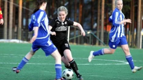 Blåsmark hade bollen nästan hela tiden i derbyt mot Öjebyn. Här är det Julia Viklund som anfaller.