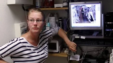 Eva Risberg, butikschef vid Parelle Cosmetics i Piteå, studerar filmen från övervakningskameran som avslöjar snattarna i butiken.
