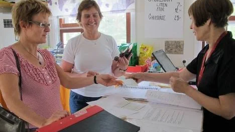 Kusinerna Lillemor Eriksson (till vänster) och Stina Gustafsson checkade in på Selholmens camping i lördags.