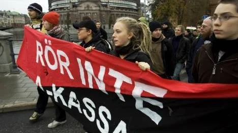 När regeringen genomförde försämringarna i A-kassan protesterades det på gator och torg.