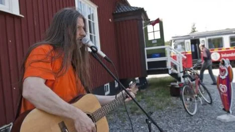 Johan Piribauer spelade och sjöng vid Rallarmuseet i Moskosel i tisdags. Det är artonde året som Inlandskult bjuder Inlandsbanans resenärer på musikunderhållning, i sommar blir det spelningar i både Arvidsjaur och Moskosel.