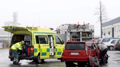 På måndagseftermiddagen kolliderade två bilar i korsningen Fläktgatan, Fabriksgatan vid området Backen. Båda förarna skadades lindrigt.