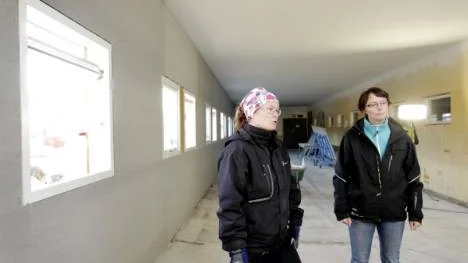 All inredning i det gamla stallet är utriven och hundlärarna Mia Henriksson och Anna Lundberg inspekterar hundhusets nya utrymmen.