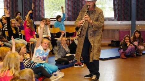 Utklädd till inspektör Clouseau spelade musikläraren Gunnar Ullberg Rosa Pantern på klarinett. Barnen som kände igen melodin räckte upp handen.