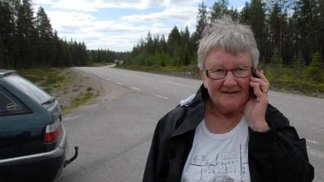 Hedda Lindberg Engström tar bilen och åker tre kilometer när hon ska ringa. Mobiltäckningen i hemmet är för dåligt och Telia har kapat den fasta telefonledningen.