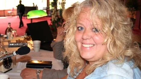 Hon såg rätt glad ut trots att hon hamnade i blåsväder. Elisbeth Lindberg (S) ordförande för landstingsfullmäktige kunde till slut lotsa igenom beslutet om det extra landstingsmötet  30 juni.