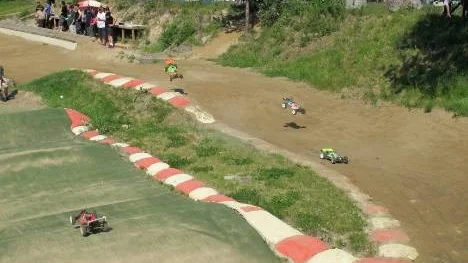Lördagens deltävling i Sommarcupen blev ett hett race på många sätt. I 30-gradig värme och gassande sol gällde det för förarna att hålla koll på fjärrkontrollerna och inte tappa koncentrationen.