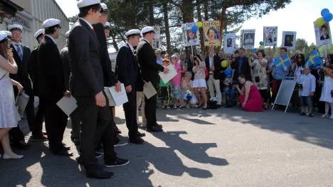 Äntligen. 57 nykläckta studenter är på väg ut i en ny fas i livet, men först ska de få blommor och presenter av nära och kära.
