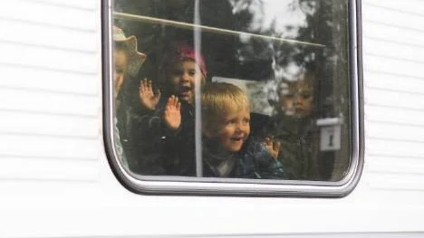 Theo Eriksson, tre år, vinkar förväl till Älvsbyn.