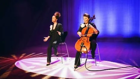 Lise Hummel och Gertrud Stenung är två modiga och fantasifulla musiker, som förmår behålla publikens uppmärksamhet i två timmar på en scen asom visserligen flödar av ljus, men annars är helt tom.