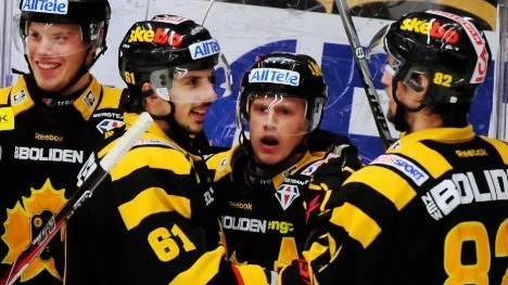 Fredrik Lindgren (61) klappar om Anders Söderberg efter det viktiga 3-1-målet.