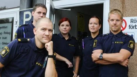 I drygt ett halvår har den här kvintetten poliser tjänstgjort i Älvsbyn. Nu har de tackat ja till länsledningens erbjudande om förflyttning. Jens Östberg (närmast kameran) börjar i Piteå den 3 oktober. De övriga, från vänster Tobias Öhlund, Jenny Lindmark, Jennifer Olovsson och Mikael Berglund har anmält intresse att börja i Luleå den 26 december.