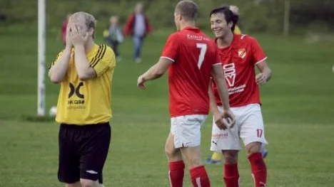 Rikard Jonsson, till höger, gjorde tre mål för Hemmingsmark i derbyt mot Norrfjärden. Här grattas han av spelande tränaren Pär Sundström, medan Norrfjärdens Johan Lundkvist deppar.
