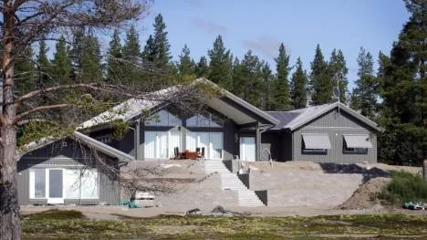 Nu byggs två av de tre omstridda murarna upp igen. Det är bara den översta som enligt det nya bygglovet måste tas bort helt.