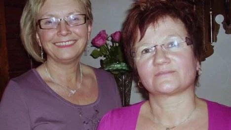 För 30 år sedan startade Kerstin Wikberg (till höger) och Kerstin Berglund syjuntan i Vistträsk tillsammans med tre andra unga kvinnor i byn. "Under årens lopp har medlemmar kommit och gått, men fortfarande träffas vi en gång i månaden", berättar de.