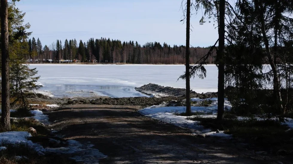 Att lägga upp massor på sin tomt kräver ett marklov. Att lägga upp muddermassor har även en miljöaspekt eftersom leran från botten avger gaser. Att överhuvud taget muddra kräver tillstånd från länsstyrelsen.