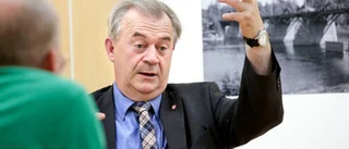 Bucht tar utredare i örat
