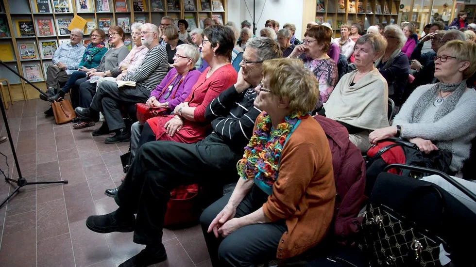 Fullsatt. Sven Wollter drog en rekordstor publik till Stadsbibliotekets Kafé å Läs.