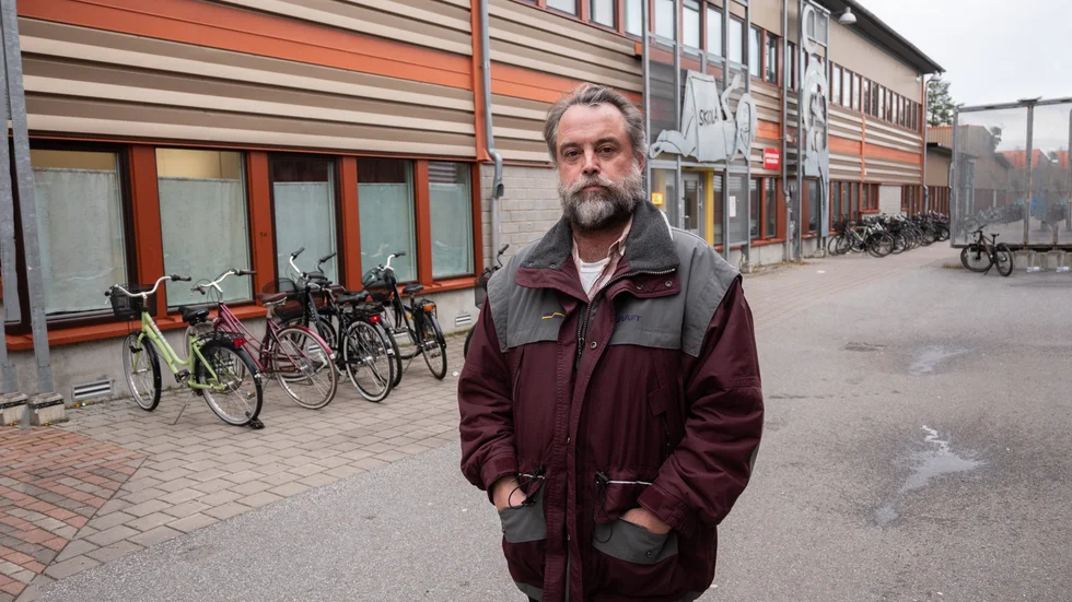 Tommy Larsson jobbar som lärare på Björkskataskolan och busspendlar varje dag från Sangis. Nu dras flera turer in och han får problem med att ta sig hem från jobbet.