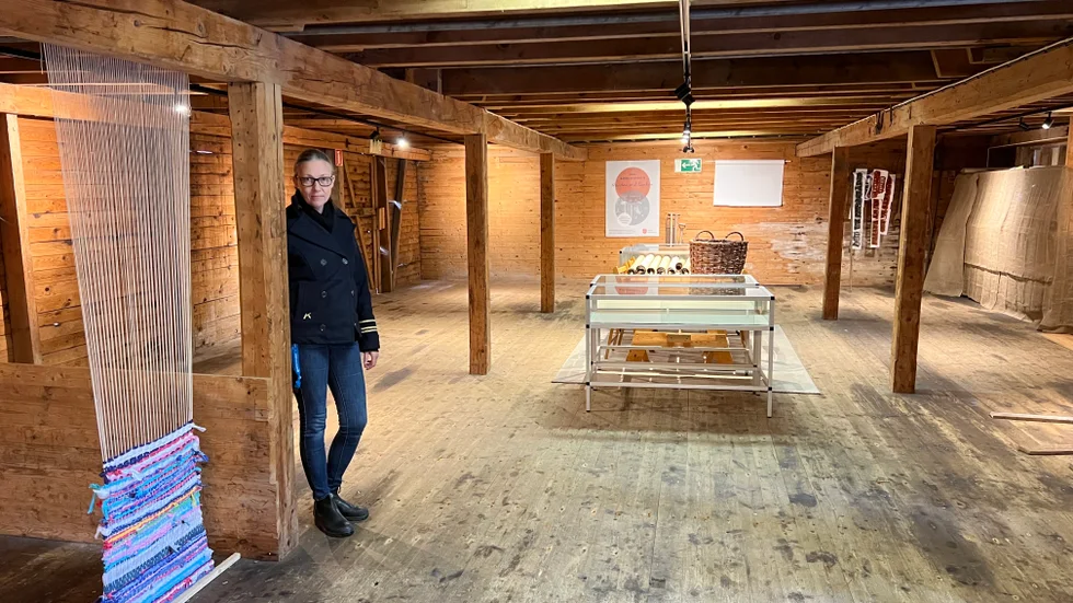 Röda längan har en anrik historia. Lokalen har använts som sädesmagasin, lagerlokal samt till försäljningsverksamhet. Eva Skärlund är en av eldsjälarna bakom Kuriosum som tre somrar i rad arrangerat utställningar här. 