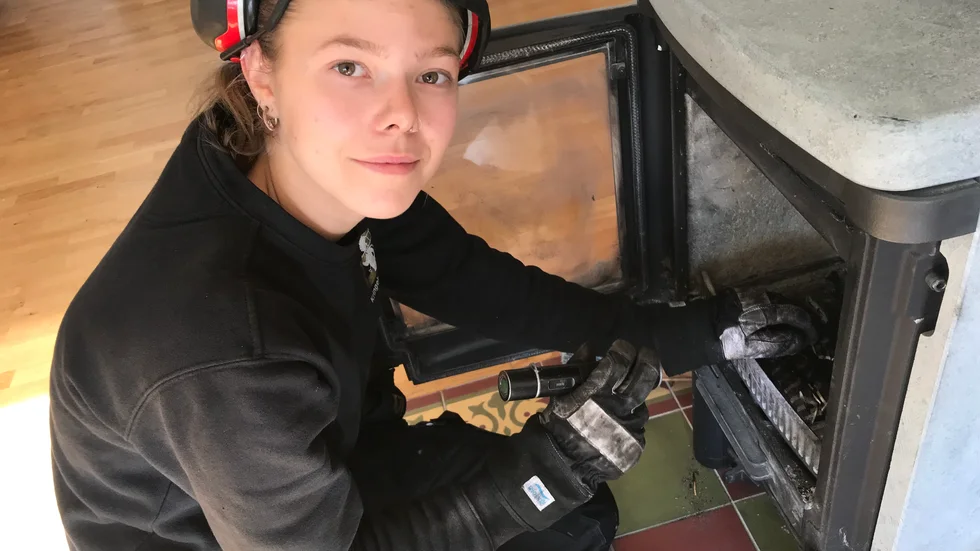 "I nyare eldstäder som braskaminer får man ofta med en bruksanvisning som finns på nätet eller från den butik där man köpt den. Där står hur man ska göra. Men man får gärna fråga oss när vi kommer och kontrollerar eldstäderna", säger My Fredblad, sotare på Kringelsotaren.