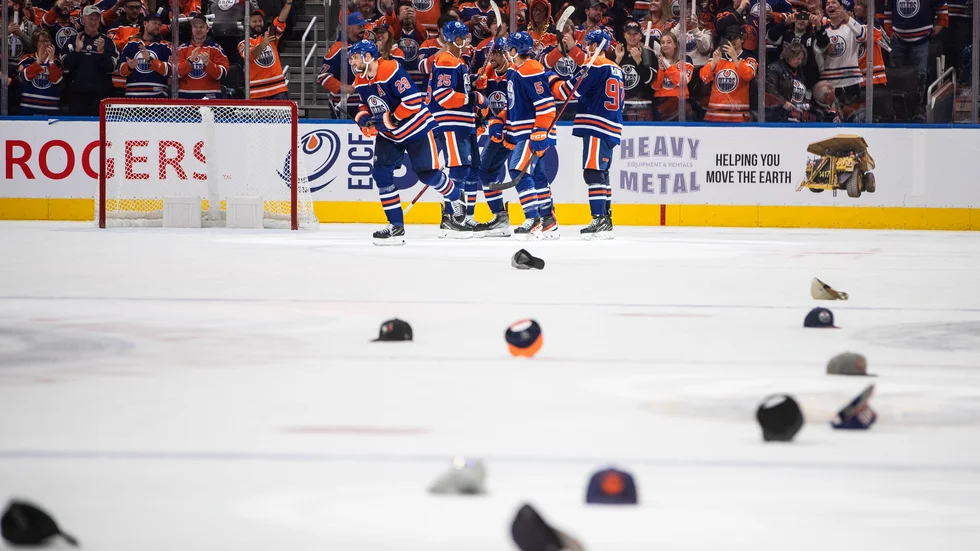 Edmonton Oilers Connor McDavid, till höger, grattas för sitt hattrick mot Vancouver Canucks.