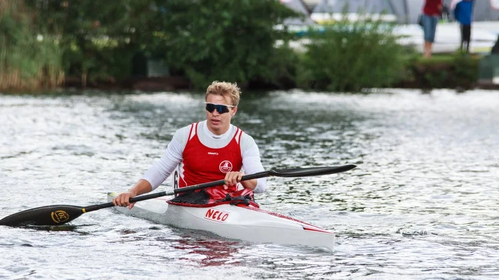 Guldgosse. Joel Elenius är bäst i Sverige i K1, 500 meter.