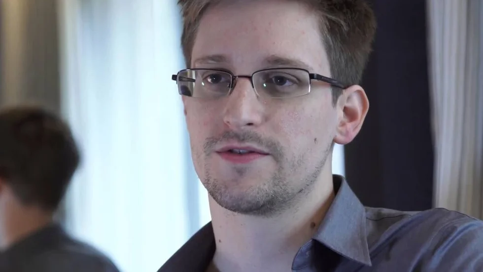 Bok om övervakning. Visselblåsaren Edward Snowden tog kontakt med journalisten Glenn Greenwald som bland annat resulterade i boken "Storebror ser dig - Edward Snowden och den globala övervakningsstaten".