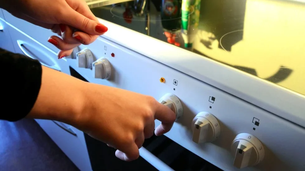 En rad brister. Personalen på boendet är bland annat oroliga för att råka ut för brännskador på spisen i köket.