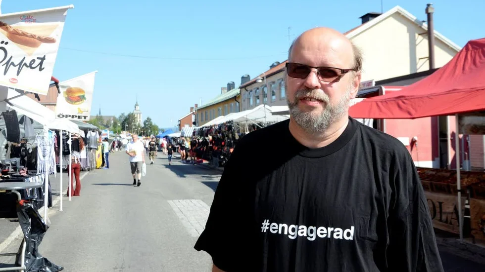 Redo. Marknadsgeneral Christer Töyrä är nöjd med att ha lockat fler knallar än vanligt till Övertorneå. På fredagen startade Matarengi marknad.