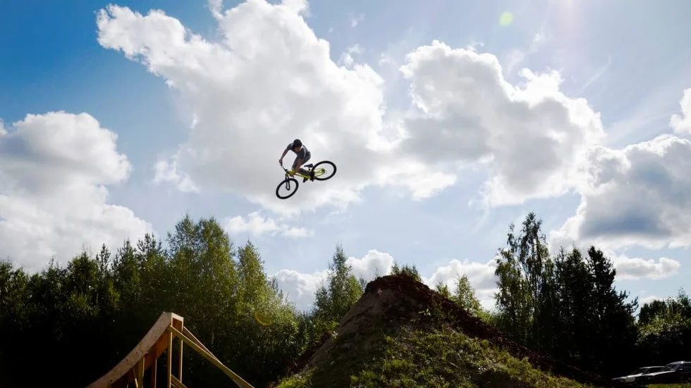 Nyinvigd. Kuriren var på plats när den nya slopestylebanan invigdes, där Kalix Extremsport tränar med sina dirtbikes och där man hoppas arrangera stora tävlingar i framtiden.