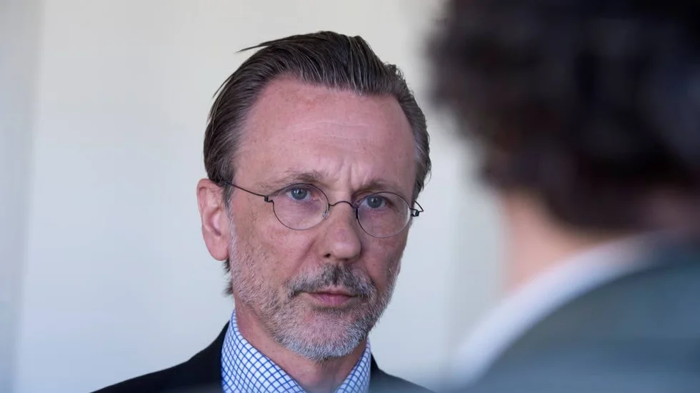 Förringar. Advokat Thomas Olsson förringar våldtäkt mot kvinnor vid tingsrättens bedömning av häktningen av Julian Assange.