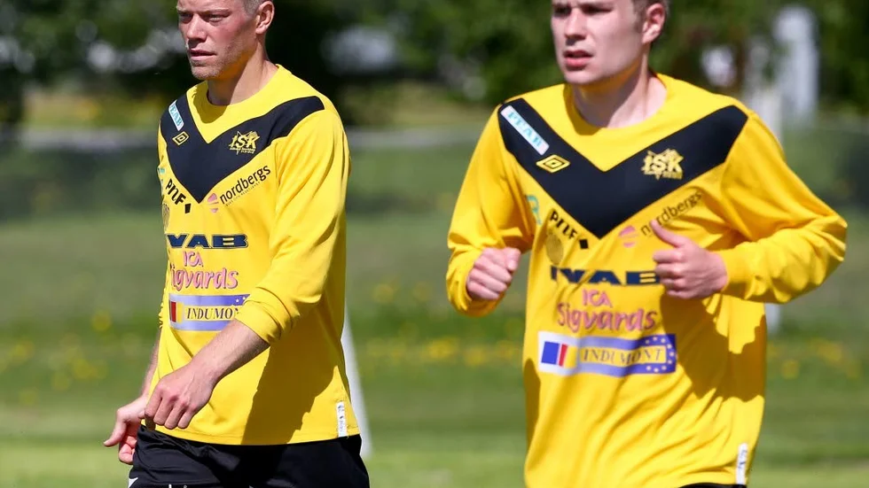 Anfallarna. Pär Sundström och Andreas Olofsson (till höger) skapade som vanligt oreda i motståndarnas försvar.