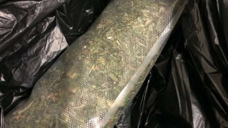 Beslag. Polisen beslagtog både hasch och tabletter vid tillslaget.