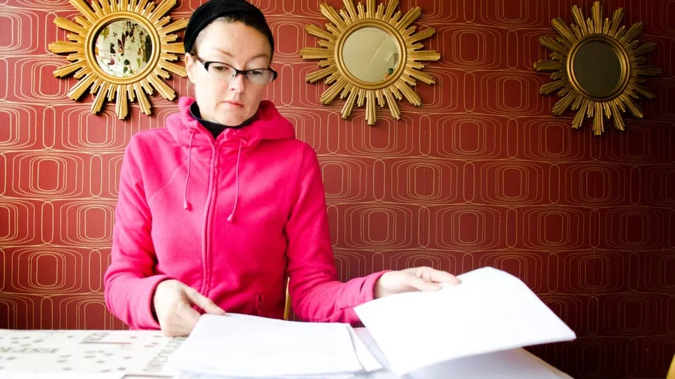 Kamp. Jeanette Enhult har en gedigen hög handlingar i sitt ärende, men får ingen hjälp.