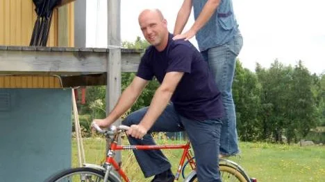 Joshua Wilbur och Rebecca Voll är ständigt på resande fot, men färdmedlen växlar. I förrådet på Samegården fanns en gammal cykel, som Joshua nu lagat.