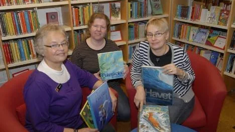 Vill synas och höras. Bibliotekarierna Inger Gunnarsson, Elisabet Andersson och Inger Mökkima rustar för många besökare på biblioteket i Arvidsjaur under kommande veckor.