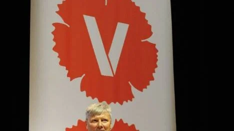 Lars Ohly och hans vänsterparti försöker vrida politiken rätt. Nu säger man nej till sex timmars arbetsdag och kan tänka sig att den borgerliga alliansens skattesänkningar kan permanentas.