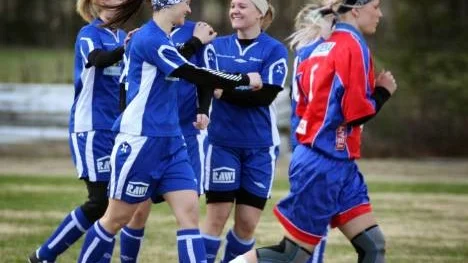 Åsa Lundmark grattas efter att han gjort 2-0 till Sikfors efter en hörna.